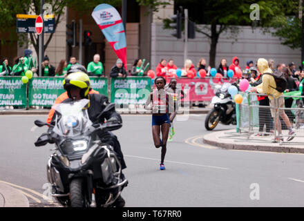 Brigid Kosgei (KEN) e Vivian Cheruiyot (KEN), competere nel Womens Elite 2019 Maratona di Londra. Essi sono andati a finire 1a e 2a, rispettivamente, in tempi di 02:18:20 e 02:20:14, rispettivamente Foto Stock