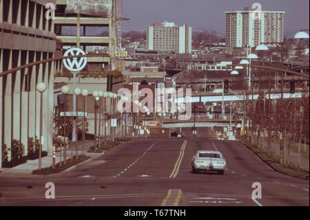 Lone auto su una strada di solito riempiti con i driver di domenica dà un'idea della portata del divieto di domenica la benzina vendite erano sugli automobilisti. Immagine cortesia archivi nazionali, Stati Uniti, 1973. Foto Stock