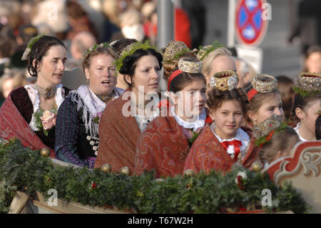 Leonhardifahrt o Leonhardiritt, una processione con garbs, una tradizione bavarese, Germania meridionale Foto Stock