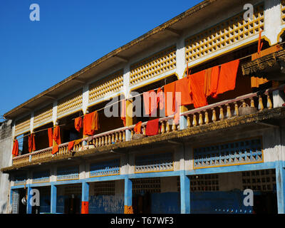 Color zafferano accappatoi buddista appeso all'interno delle vecchie mura del tempio Entri Sam Voreak Pagoda. Kampong Thom, Cambogia. 19-12-2018 Foto Stock