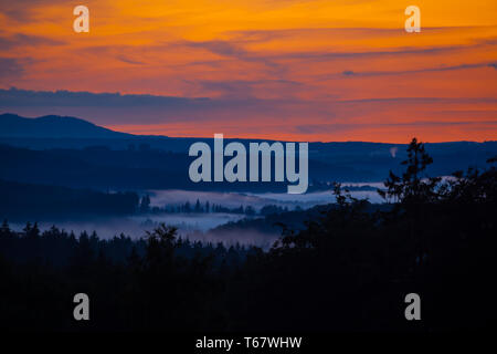 Cielo di sera nella catena montuosa di Harz, Germania Foto Stock