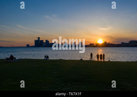 Detroit, Michigan - La gente guarda un tramonto sul centro di Detroit da Belle Isle nel fiume Detroit. Foto Stock