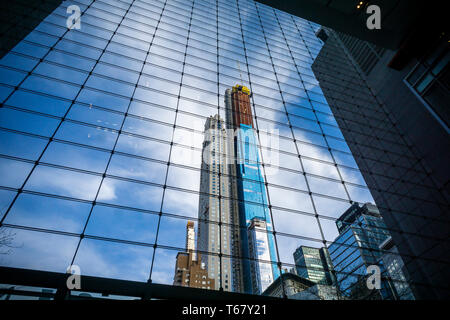 La Extell development, Central Park Tower, a destra si innalza al di sopra degli edifici circostanti su West 57th Street, colloquialmente noto come 'miliardario fila dell', in New York, visto dal Time Warner Center, domenica 7 aprile 2019. Il nuovo grattacielo sarà luxury condos e Nordstrom Department Store. (Â© Richard B. Levine) Foto Stock