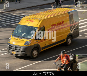 Un carrello di DHL è visto parcheggiato in New York il Mercoledì, 24 aprile 2019. (Â© Richard B. Levine) Foto Stock