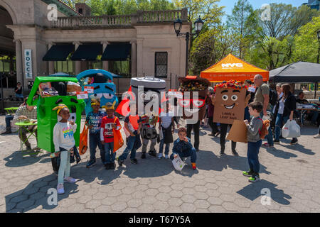 I bambini interagiscono a basso impatto ambientale con i personaggi in costume presso la Giornata della Terra Street Fair in Union Square Park a New York martedì, 23 aprile 2019. La fiera in primo piano gli stand di varie aziende e organizzazioni reclamizza la loro consapevolezza ambientale. (Â© Richard B. Levine) Foto Stock