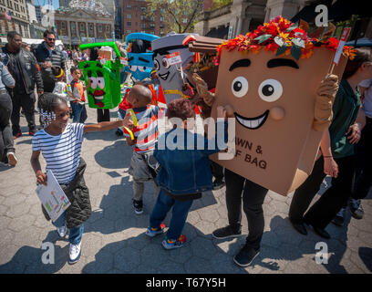 I bambini interagiscono a basso impatto ambientale con i personaggi in costume presso la Giornata della Terra Street Fair in Union Square Park a New York martedì, 23 aprile 2019. La fiera in primo piano gli stand di varie aziende e organizzazioni reclamizza la loro consapevolezza ambientale. (Â© Richard B. Levine) Foto Stock