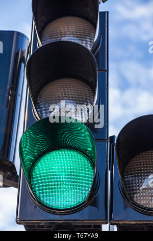 Il semaforo con la luce verde accesa. Vai alla guida Foto Stock