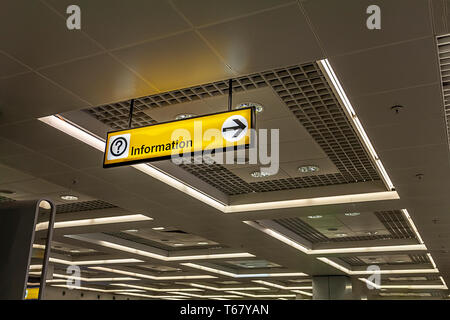 Piscina giallo luminoso segno di invito con un punto interrogativo e un cartello stradale su Airport e la stazione della metropolitana Foto Stock