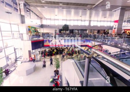 Persone in que in attesa per il check-in in aeroporto con il bagaglio, immagine Foto Stock