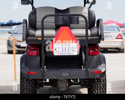 Un golf cart con il Port Aransas la targa si trova in una spiaggia parcheggio al 2019 Texas Sandfest in Port Aransas, Texas, Stati Uniti d'America. Foto Stock