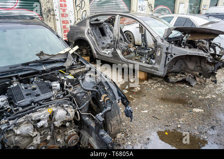 All'ombra di CitiField l'automobile nelle officine di riparazione di Willets Point nel quartiere di Queens a New York sono visti su Sabato, 20 aprile 2019. La città negli anni sfrattati o acquistati fuori la maggior parte della aziende e 61 acri di area, chiamato il "triangolo di ferro", un'area industriale manutenzione i proprietari di auto per decenni, ha poche restanti negozi di riparazione (© Richard B. Levine) Foto Stock