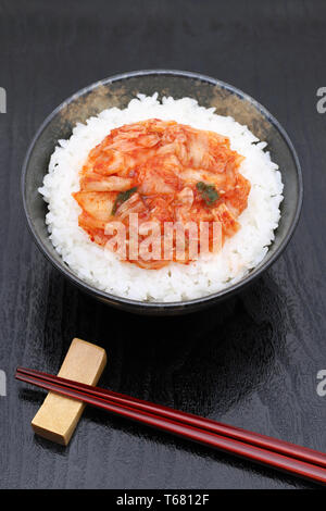 Cibo coreano, cuocere il riso bianco con kimchi Foto Stock