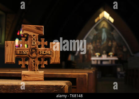 Croix de Jérusalem en bois d'olivier représentant Jésus-Christ dans l'église Notre Dame des Alpes. Le Fayet Foto Stock