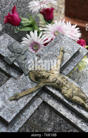 Crocifisso sur une tombe. Foto Stock