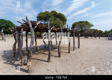 Tradizionale villaggio africano con case Foto Stock