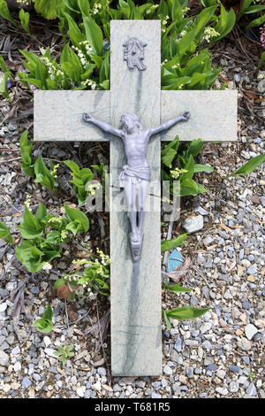 Crocifisso sur une tombe. Foto Stock
