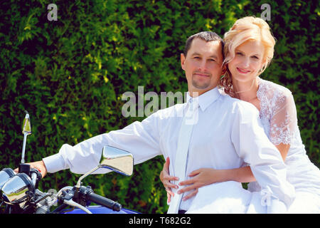 Bella giovani sposi sul motociclo Foto Stock