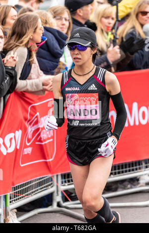 Yuka Ando del Giappone che gareggia nella Virgin Money London Marathon 2019 vicino al Tower Bridge, Londra, Regno Unito Foto Stock