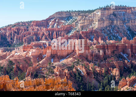 Le formazioni rocciose presso l'anfiteatro di Bryce visto dal punto di tramonto. Parco Nazionale di Bryce Canyon, Utah, Stati Uniti d'America. Foto Stock