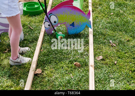 Valencia, Spagna - 29 Aprile 2019: portatile mini-golf collocati sul prato per i bambini il divertimento. Foto Stock