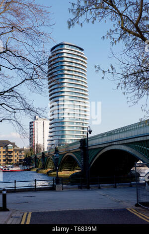 Lombard Wharf tower dal fiume Tamigi a Londra in Inghilterra Foto Stock