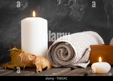 Candele e asciugamano in spa Foto Stock