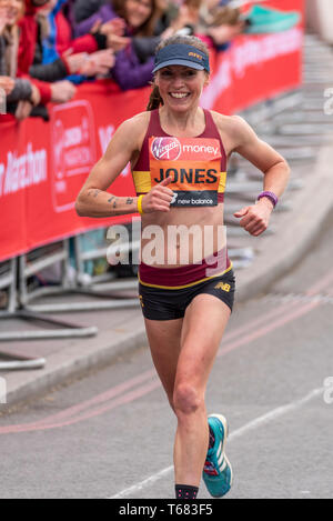 Tish Jones GBR che corre nella Virgin Money London Marathon 2019 vicino al Tower Bridge, Londra, Regno Unito Foto Stock