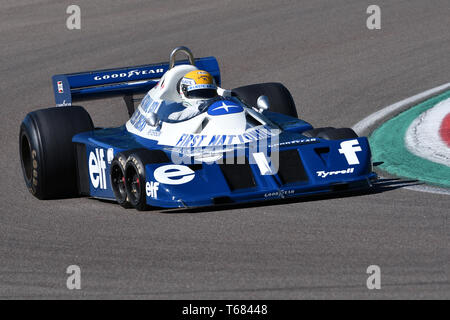 Imola, 27 Aprile 2019: Storico 1976 F1 Tyrrell P34 ex Ronnie Peterson guidato da Pierluigi Martini in azione durante la Minardi Giornata Storica 2019 a Imola Foto Stock