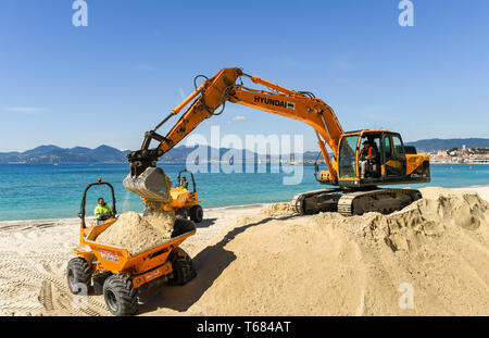 CANNES, Francia - Aprile 2019: La benna di un escavatore la caduta di sabbia in un dumper viene utilizzato per migliorare la spiaggia di Cannes Foto Stock