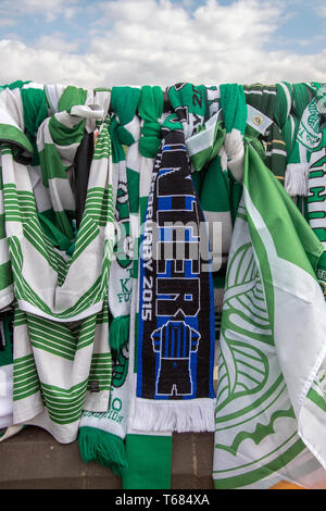 GLASGOW, SCOZIA - 29 Aprile 2019: Un Inter Milan sciarpa con Celtic sciarpe per il ritardo di Billy McNeill. Foto Stock