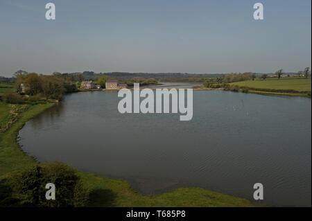 Il Carew Tidal Mill è uno storico mulino di farina che utilizza una laguna di marea per alimentare il mulino, con energia rinnovabile dal potere di marea Foto Stock