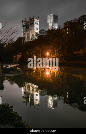 La Cattedrale di Durham è riflessa nel fiume usura durante la notte Foto Stock