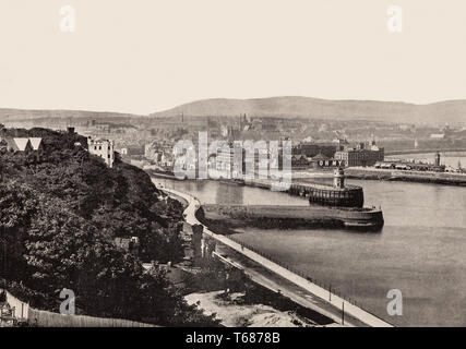 Fine del XIX secolo viste del Loch Promenade tyhat corre quasi per tutta la lunghezza della spiaggia in Douglas è stato costruito nel 1878. Douglas è la capitale, principale porto commerciale e la più grande città dell'Isola di Man, un britannico autonomo dipendenza della Corona nel Mare d'Irlanda tra la Gran Bretagna e l'Irlanda. Esso crebbe rapidamente come un risultato di legami con il porto inglese di Liverpool nel XVIII secolo. Divenne un importante destinazione turistica a seguito della formazione del Isle of Man Steam Packet Company nel 1830. Foto Stock