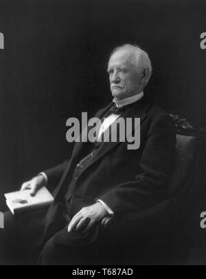 John Tyler Morgan (1824-1907), in generale gli Stati confederati esercito durante la Guerra Civile americana e il senatore da Alabama che era un sostenitore di Jim Crow leggi, e Segration razziale, seduto ritratto, 1901 Foto Stock