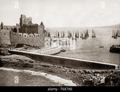 Un XIX SECOLO VISTA delle derive in Peel Harbour, una città di mare e il piccolo porto di pesca dell' Isola di Man, un britannico autonomo dipendenza della Corona nel Mare d'Irlanda tra la Gran Bretagna e l'Irlanda. Il castello di pelatura è su San Patrizio Isle, una piccola isola collegata alla collina di pelatura da una strada rialzata. Si ritiene che il castello sia stato avviato da Magnus Barelegs (re Magnus III di Norvegia, noto anche come Magnus Barefoot) e poi esteso nel 1392 da William le Scrope, 1° Conte di Wiltshire. Foto Stock