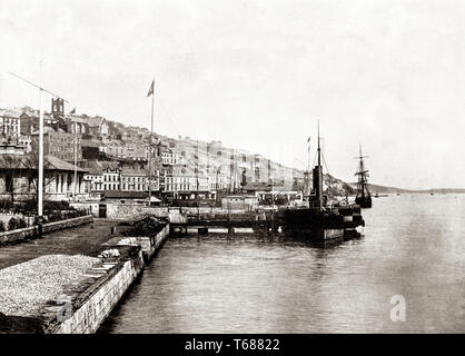 Fine del XIX SECOLO VISTA di Queenstown, rinominato Cobh nel 1920, è un complesso turistico città portuale sulla costa sud della contea di Cork in Irlanda. Situato sul lato sud della grande isola nel porto di Cork si disegna sulla sua marittimo ed emigrazione eredità che è stata associata con la RMS Titanic, navi chiamata finale prima del suo naufragio. Foto Stock