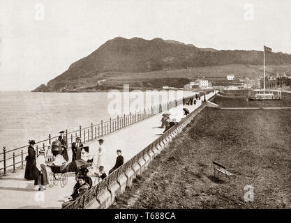 Fine del XIX secolo vista sul lungomare di Bray, una città costiera nella regione settentrionale della contea di Wicklow, Irlanda situato appena a sud di Dublino sulla costa est. Quando il regolamento di Dublino e Kingstown Railway inaugurato nel 1834 ed è stato prorogato per quanto riguarda Bray nel 1854. Con la venuta della ferrovia, la città è cresciuta fino a diventare un centro balneare con alberghi e terrazze residenziale costruito nelle vicinanze del lungomare. Foto Stock