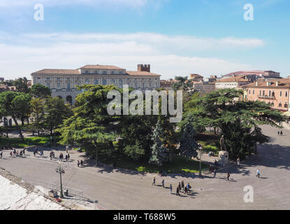 VERONA, Italia - CIRCA NEL MARZO 2019: Veduta aerea della città di Verona Foto Stock