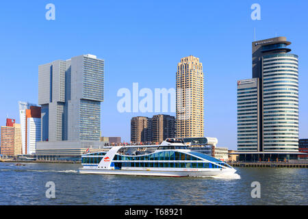 Il Abel Tasman fiume nave da crociera vela passato lo skyline di Rotterdam, Paesi Bassi Foto Stock