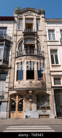 La facciata della casa di città a 92 RUE AFRICAINE, Bruxelles, costruito in stile Art Nouveau dall'architetto Benjamin De Lestré nei primi anni del ventesimo secolo. Foto Stock