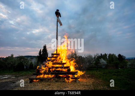 Grande Notte di Walpurgis fire con strega Foto Stock