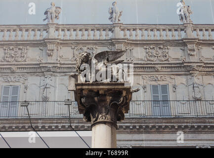 Leone Marciano (significa Leone di San Marco) colonna in Piazza delle Erbe piazza del mercato di Verona, Italia Foto Stock