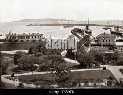 Xix secolo vista di Dún Laoghaire, un suburbano città costiere in County Dublin, Irlanda. Allora chiamato Kingstown in onore del re George IV visita nel 1810 è ritornato al suo nome originale nel 1920.Il porto ospita un certo numero di yacht club tra cui la Royal Irish Yacht Club il cui HQ può essere visto a sinistra e Howth Head in distanza. Foto Stock