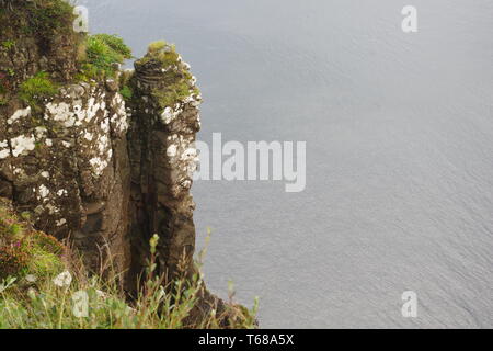 Igneo Dolerite davanzale da Kilt Rock e Mealt cade. Isola di Skye, Scotland, Regno Unito. Foto Stock