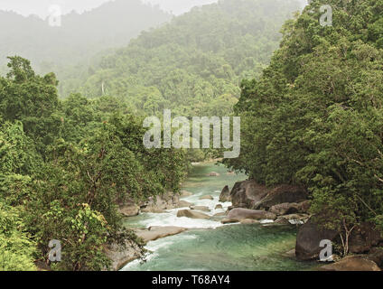 Babinda atmosferica Creek a valle vista da Massi Babinda piattaforma di visualizzazione su un vecchio grigio giorno umido Foto Stock