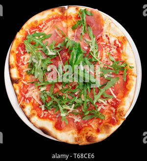 Pizza con prosciutto di Parma, isolato su nero, percorso di clipping incluso Foto Stock