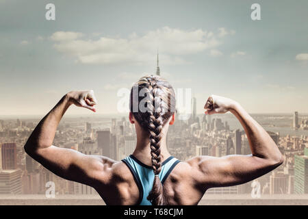 Immagine composita della vista posteriore di donna con capelli intrecciati i muscoli di flessione Foto Stock