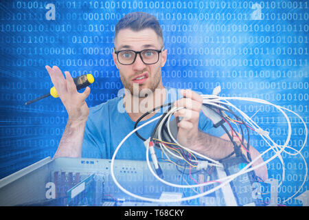 Immagine composita del ritratto di confuse it professional con cacciavite e cavi di fronte ope Foto Stock