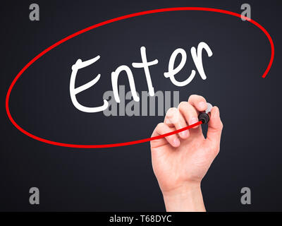 Man mano che scrive immettere con pennarello nero su schermo visivo Foto Stock