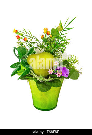Bouquet di fiori artificiali e frutti isolati su sfondo bianco. Foto Stock